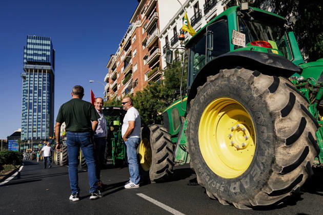 About 500 tractors take to the streets of Madrid to demand a profitable agricultural sector. Several tractors arrive in the capital on October 28, 2026, in Madrid, Spain. Nearly 500 tractors, accompanied by thousands of farmers and ranchers from all over Spain—called to action by Asaja, COAG, and Unión de Uniones, have taken to the streets of Madrid to demand urgent measures that guarantee the profitability of farms and the future of the countryside. October 28, 2026 Carlos Lujá Madrid, Spain  Copyright: xCarlosxLujanx 7874631