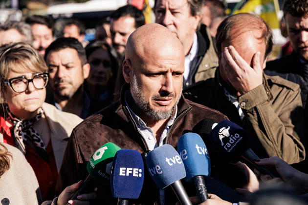 Nearly 500 tractors take to the streets of Madrid to demand a profitable agricultural sector. Rodrigo Alonso, head of Vox’s agricultural policy, speaks to the media during a tractor rally on October 28, 2026, in Madrid, Spain. Nearly 500 tractors, accompanied by thousands of farmers and ranchers from all over Spain—organized by Asaja, COAG, and Unión de Uniones, have taken to the streets of Madrid to demand urgent measures that guarantee the profitability of farms and the future of the countryside. OCTOBER 28, 2026 Carlos Lujá Madrid, Spain  Copyright: xCarlosxLujanx 7874636