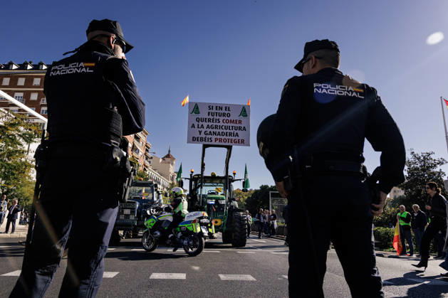 About 500 tractors take to the streets of Madrid to demand a profitable agricultural sector. Several tractors arrive in the capital on October 28, 2026, in Madrid, Spain. Nearly 500 tractors, accompanied by thousands of farmers and ranchers from all over Spain—called to action by Asaja, COAG, and Unión de Uniones, have taken to the streets of Madrid to demand urgent measures that guarantee the profitability of farms and the future of the countryside. October 28, 2026 Carlos Lujá Madrid, Spain  Copyright: xCarlosxLujanx 7874632