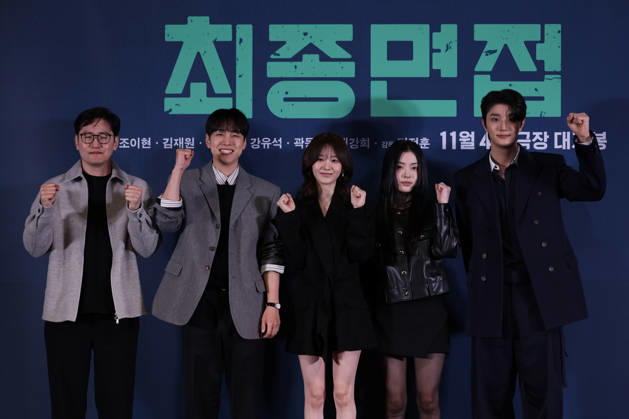 Seoul press screening for the movie Final Interview (L-R) South Korean director Kim Jung-hoon and actors Kang You-seok, Cho Yi-hyun, Bae Kang-hee, and Kim Jae-won pose for photos during a press preview for the movie Final Interview in Seoul, South Korea, on October 28, 2026. Seoul South Korea  Copyright: xMatrixxImagesx xJungxUi-Chelx