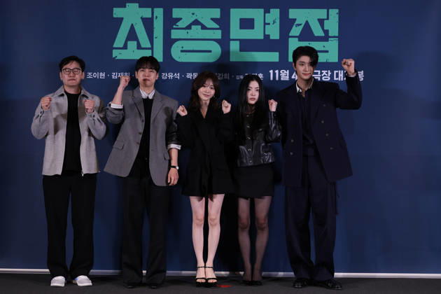 Seoul press screening for the movie Final Interview (L-R) South Korean director Kim Jung-hoon and actors Kang You-seok, Cho Yi-hyun, Bae Kang-hee, and Kim Jae-won pose for photos during a press preview for the movie Final Interview in Seoul, South Korea, on October 28, 2026. Seoul South Korea  Copyright: xMatrixxImagesx xJungxUi-Chelx
