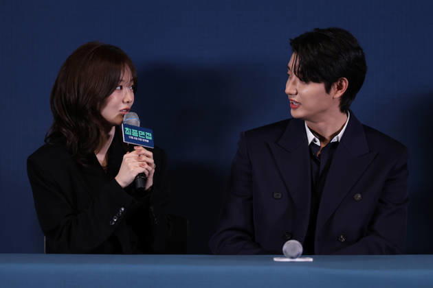Seoul press screening for the movie Final Interview South Korean actor Cho Yi-hyun (L) speaks during a press preview for the movie Final Interview in Seoul, South Korea, on October 28, 2026. Seoul South Korea  Copyright: xMatrixxImagesx xJungxUi-Chelx