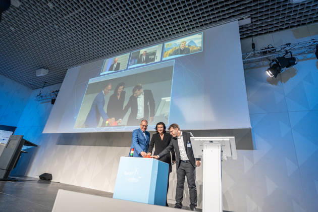 Dorothee Bär, Federal Minister of Research; Andreas Tünnermann, Fraunhofer IOF, spoke