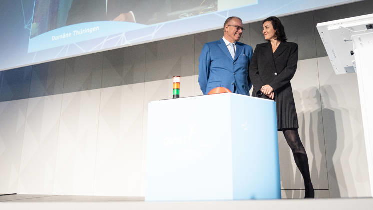 Dorothee Bär, Federal Minister for Research, Technology, and Space, and Andreas Tünnermann, Fraunhofer IOF, spokesperson for the QuNET Initiative, together on stage at the closing ceremony and presentation of the QuNET Initiative, a quantum communication network connecting Bavaria, Thuringia, and Berlin, Berlin, Germany, Futurium