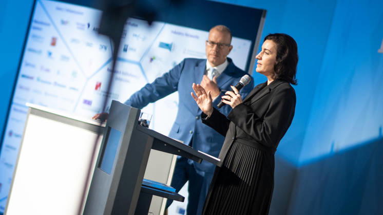 Dorothee Bär, Federal Minister for Research, Technology, and Space, and Andreas Tünnermann, Fraunhofer IOF, spokesperson for the QuNET Initiative, together on stage at the closing ceremony and presentation of the QuNET Initiative, a quantum communication network connecting Bavaria, Thuringia, and Berlin, Berlin, Germany, Futurium