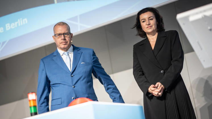 Dorothee Bär, Federal Minister for Research, Technology, and Space, and Andreas Tünnermann, Fraunhofer IOF, spokesperson for the QuNET Initiative, together on stage at the closing ceremony and presentation of the QuNET Initiative, a quantum communication network connecting Bavaria, Thuringia, and Berlin, Berlin, Germany, Futurium