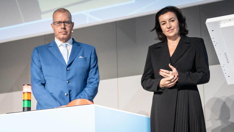 Dorothee Bär, Federal Minister for Research, Technology, and Space, and Andreas Tünnermann, Fraunhofer IOF, spokesperson for the QuNET Initiative, together on stage at the closing ceremony and presentation of the QuNET Initiative, a quantum communication network connecting Bavaria, Thuringia, and Berlin, Berlin, Germany, Futurium