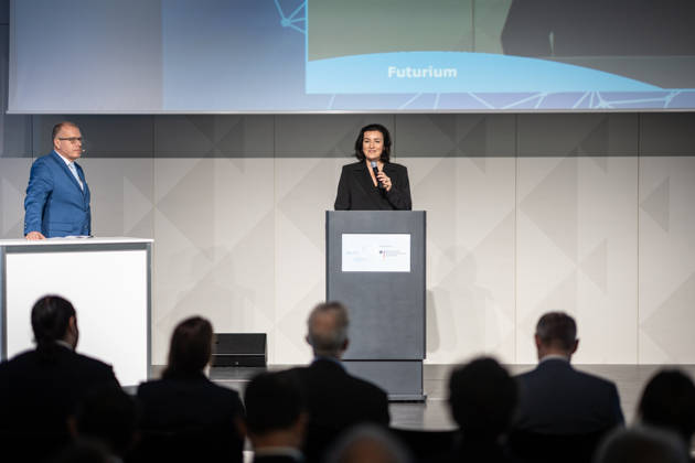 Dorothee Bär, Federal Minister for Research, Technology, and Space, and Andreas Tünnermann, Fraunhofer IOF, spokesperson for the QuNET Initiative, together on stage at the closing ceremony and presentation of the QuNET Initiative, a quantum communication network connecting Bavaria, Thuringia, and Berlin, Berlin, Germany, Futurium