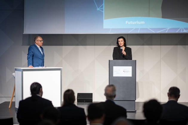 Dorothee Bär, Federal Minister for Research, Technology, and Space, and Andreas Tünnermann, Fraunhofer IOF, spokesperson for the QuNET Initiative, together on stage at the closing ceremony and presentation of the QuNET Initiative, a quantum communication network connecting Bavaria, Thuringia, and Berlin, Berlin, Germany, Futurium