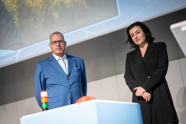 Dorothee Bär, Federal Minister for Research, Technology, and Space, and Andreas Tünnermann, Fraunhofer IOF, spokesperson for the QuNET Initiative, together on stage at the closing ceremony and presentation of the QuNET Initiative, a quantum communication network connecting Bavaria, Thuringia, and Berlin, Berlin, Germany, Futurium