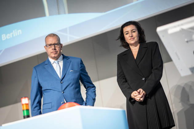 Dorothee Bär, Federal Minister for Research, Technology, and Space, and Andreas Tünnermann, Fraunhofer IOF, spokesperson for the QuNET Initiative, together on stage at the closing ceremony and presentation of the QuNET Initiative, a quantum communication network connecting Bavaria, Thuringia, and Berlin, Berlin, Germany, Futurium