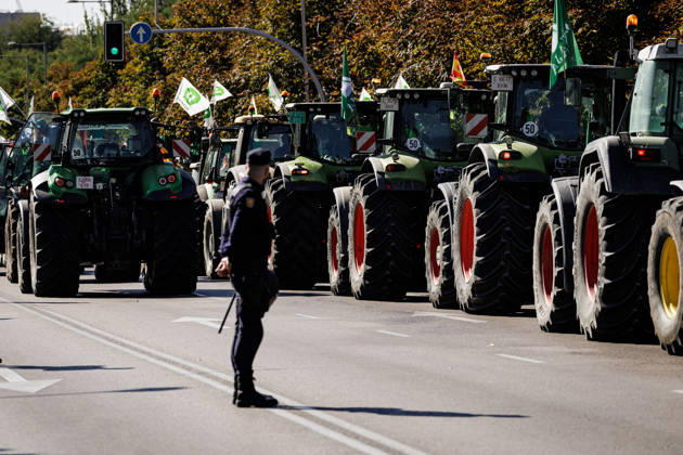 Nearly 500 tractors take to the streets of Madrid to demand a profitable agricultural sector. Tractors leaving the capital after the tractor rally was called off due to the train accident, on October 28, 2026, in Madrid, Spain. Nearly 500 tractors, accompanied by thousands of farmers and ranchers from all over Spain—called to action by Asaja, COAG, and Unión de Uniones, have taken to the streets of Madrid to demand urgent measures that guarantee the profitability of farms and the future of the countryside. October 28, 2026. Carlos Lujá, Madrid, Madrid, Spain  Copyright: xCarlosxLujanx 7874722