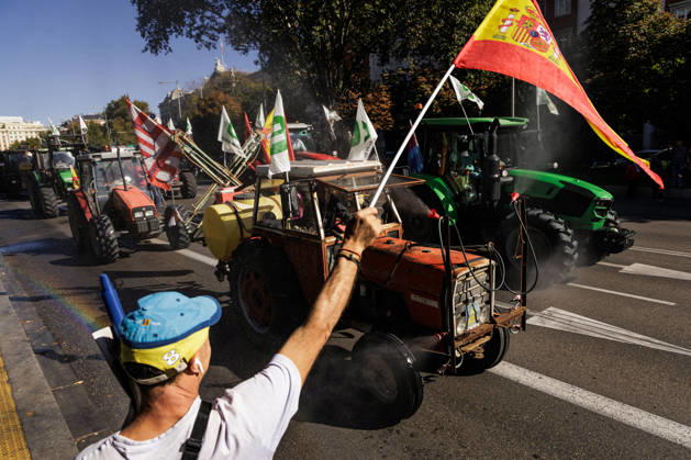 Nearly 500 tractors take to the streets of Madrid to demand a profitable agricultural sector. Tractors leaving the capital after the tractor rally was called off due to the train accident, on October 28, 2026, in Madrid, Spain. Nearly 500 tractors, accompanied by thousands of farmers and ranchers from all over Spain—called to action by Asaja, COAG, and Unión de Uniones, have taken to the streets of Madrid to demand urgent measures that guarantee the profitability of farms and the future of the countryside. October 28, 2026. Carlos Lujá, Madrid, Madrid, Spain  Copyright: xCarlosxLujanx 7874725