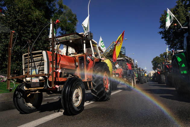 Nearly 500 tractors take to the streets of Madrid to demand a profitable agricultural sector. Tractors leaving the capital after the tractor rally was called off due to the train accident, on October 28, 2026, in Madrid, Spain. Nearly 500 tractors, accompanied by thousands of farmers and ranchers from all over Spain—called to action by Asaja, COAG, and Unión de Uniones, have taken to the streets of Madrid to demand urgent measures that guarantee the profitability of farms and the future of the countryside. October 28, 2026. Carlos Lujá, Madrid, Madrid, Spain  Copyright: xCarlosxLujanx 7874727
