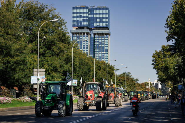 Nearly 500 tractors take to the streets of Madrid to demand a profitable agricultural sector. Tractors leaving the capital after the tractor rally was called off due to the train accident, on October 28, 2026, in Madrid, Spain. Nearly 500 tractors, accompanied by thousands of farmers and ranchers from all over Spain—called to action by Asaja, COAG, and Unión de Uniones, have taken to the streets of Madrid to demand urgent measures that guarantee the profitability of farms and the future of the countryside. October 28, 2026. Carlos Lujá, Madrid, Madrid, Spain  Copyright: xCarlosxLujanx 7874728