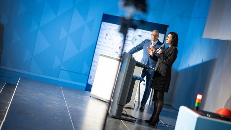 Dorothee Bär, Federal Minister for Research, Technology, and Space, and Andreas Tünnermann, Fraunhofer IOF, spokesperson for the QuNET Initiative, together on stage at the closing ceremony and presentation of the QuNET Initiative, a quantum communications network connecting Bavaria, Thuringia, and Berlin, Berlin, Germany, Futurium
