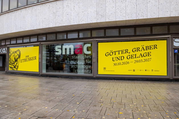 SMAC_Sonderausstellung_Etrusker 28.10.2026, Chemnitz, smac, Sonderausstellung 30.10.2026 29.03.2027 Mit der Ausstellung Die Etrusker. Götter, Gräber und Gelage zeigt das smac nach Pompeji und Herculaneum wieder ein Thema der Klassischen Antike. Doch dieses Mal und das macht es so reizvoll und spannend sind es nicht die allseits bekannten Römer, sondern mit den Etruskern eine Hochkultur, die bereits vor den Römern im italischen Raum Großes schuf. Die Etrusker wurden von den Römern Tusci und von den Griechen Tyrrhenoi genannt. Die Bezeichnungen leben bis heute als Toskana und Tyrrhenisches Meer weiter. Die Ausstellung illustriert mit hochkarätigen Leihgaben aus italienischen Museen die Geschichte, Handelsbeziehu