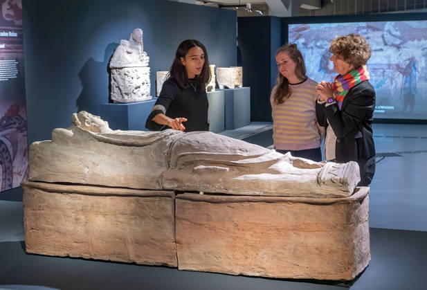 SMAC_Sonderausstellung_Etrusker 28.10.2026, Chemnitz, smac, Sonderausstellung 30.10.2026 29.03.2027 Mit der Ausstellung Die Etrusker. Götter, Gräber und Gelage zeigt das smac nach Pompeji und Herculaneum wieder ein Thema der Klassischen Antike. Doch dieses Mal und das macht es so reizvoll und spannend sind es nicht die allseits bekannten Römer, sondern mit den Etruskern eine Hochkultur, die bereits vor den Römern im italischen Raum Großes schuf. Die Etrusker wurden von den Römern Tusci und von den Griechen Tyrrhenoi genannt. Die Bezeichnungen leben bis heute als Toskana und Tyrrhenisches Meer weiter. Die Ausstellung illustriert mit hochkarätigen Leihgaben aus italienischen Museen die Geschichte, Handelsbeziehu