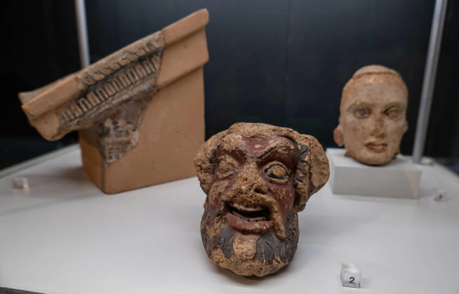 SMAC_Sonderausstellung_Etrusker 28.10.2026, Chemnitz, smac, Sonderausstellung 30.10.2026 29.03.2027 Mit der Ausstellung Die Etrusker. Götter, Gräber und Gelage zeigt das smac nach Pompeji und Herculaneum wieder ein Thema der Klassischen Antike. Doch dieses Mal und das macht es so reizvoll und spannend sind es nicht die allseits bekannten Römer, sondern mit den Etruskern eine Hochkultur, die bereits vor den Römern im italischen Raum Großes schuf. Die Etrusker wurden von den Römern Tusci und von den Griechen Tyrrhenoi genannt. Die Bezeichnungen leben bis heute als Toskana und Tyrrhenisches Meer weiter. Die Ausstellung illustriert mit hochkarätigen Leihgaben aus italienischen Museen die Geschichte, Handelsbeziehu