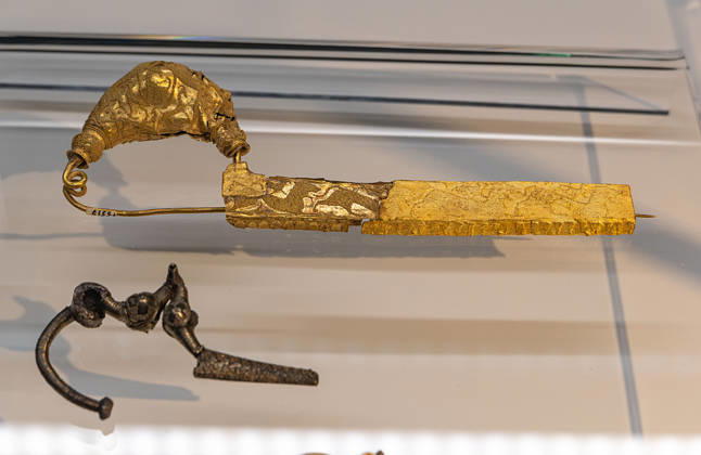 SMAC_Sonderausstellung_Etrusker 28.10.2026, Chemnitz, smac, Sonderausstellung 30.10.2026 29.03.2027 Mit der Ausstellung Die Etrusker. Götter, Gräber und Gelage zeigt das smac nach Pompeji und Herculaneum wieder ein Thema der Klassischen Antike. Doch dieses Mal und das macht es so reizvoll und spannend sind es nicht die allseits bekannten Römer, sondern mit den Etruskern eine Hochkultur, die bereits vor den Römern im italischen Raum Großes schuf. Die Etrusker wurden von den Römern Tusci und von den Griechen Tyrrhenoi genannt. Die Bezeichnungen leben bis heute als Toskana und Tyrrhenisches Meer weiter. Die Ausstellung illustriert mit hochkarätigen Leihgaben aus italienischen Museen die Geschichte, Handelsbeziehu