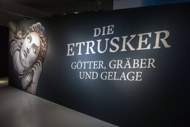 SMAC_Sonderausstellung_Etrusker 28.10.2026, Chemnitz, smac, Sonderausstellung 30.10.2026 29.03.2027 Mit der Ausstellung Die Etrusker. Götter, Gräber und Gelage zeigt das smac nach Pompeji und Herculaneum wieder ein Thema der Klassischen Antike. Doch dieses Mal und das macht es so reizvoll und spannend sind es nicht die allseits bekannten Römer, sondern mit den Etruskern eine Hochkultur, die bereits vor den Römern im italischen Raum Großes schuf. Die Etrusker wurden von den Römern Tusci und von den Griechen Tyrrhenoi genannt. Die Bezeichnungen leben bis heute als Toskana und Tyrrhenisches Meer weiter. Die Ausstellung illustriert mit hochkarätigen Leihgaben aus italienischen Museen die Geschichte, Handelsbeziehu
