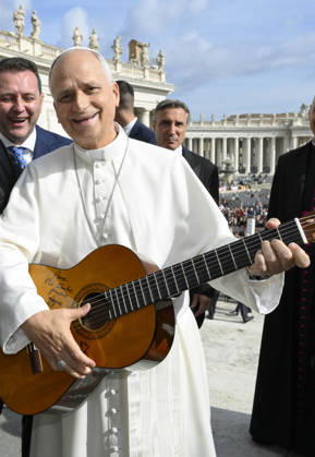 Pope Leo XIV The General Audience - Vatican Pope Leo XIV plays guitar during the weekly general audience in Saint Peter’s square, Vatican on October 28, 2026. Photo by (EV) Simone Risoluti Vatican Media ABACAPRESS.COM  Copyright: xABACAx
