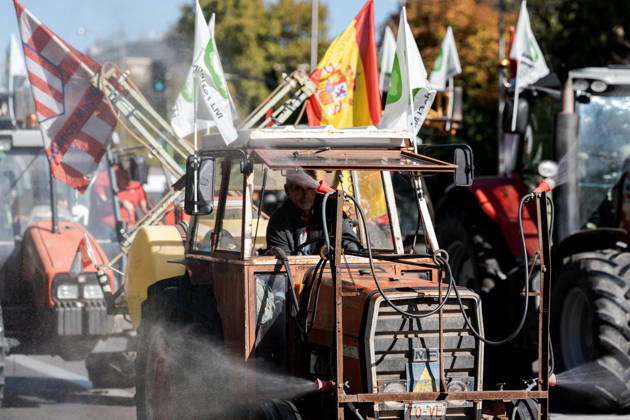 Spanish farmers take to Madrid s streets with tractors to demand better conditions for the agricultural sector. MADRID, SPAIN - OCTOBER 28: Tractors from across Spain fill the streets of Madrid as farmers and livestock breeders mobilize to demand fair prices, lower production costs, better working conditions, and stronger support for the agricultural sector in Madrid, Spain on October 28, 2026. Diego Radames Anadolu Madrid Spain. Editorial use only. Please get in touch for any other usage.  Copyright: x2026xAnadoluxDiegoxRadamesx