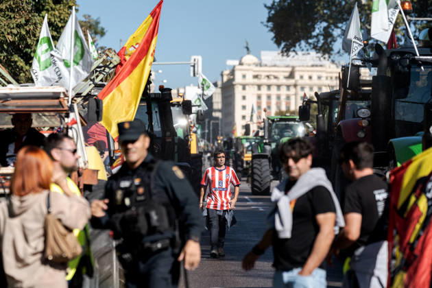 Spanish farmers take to Madrid s streets with tractors to demand better conditions for the agricultural sector. MADRID, SPAIN - OCTOBER 28: Tractors from across Spain fill the streets of Madrid as farmers and livestock breeders mobilize to demand fair prices, lower production costs, better working conditions, and stronger support for the agricultural sector in Madrid, Spain on October 28, 2026. Diego Radames Anadolu Madrid Spain. Editorial use only. Please get in touch for any other usage.  Copyright: x2026xAnadoluxDiegoxRadamesx