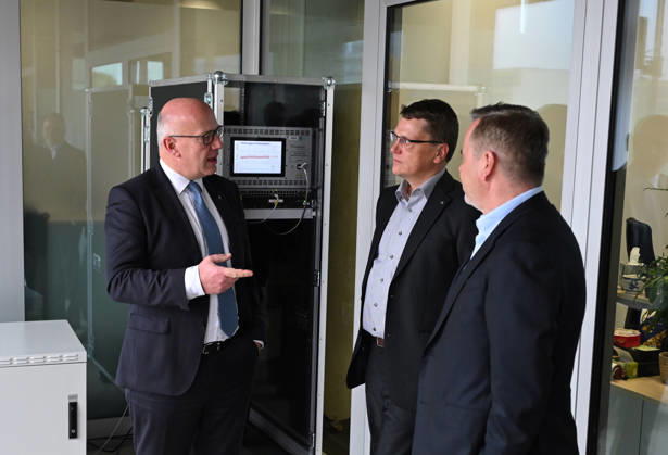 Quantum Communication Network Activated in Berlin BERLIN, GERMANY – OCTOBER 28: Berlin’s Governing Mayor Kai Wegner, FSO Team Leader Nino Walentar, and Head of the Institute Thomas Wiegand, participate in the activation of a cross-state quantum communication network connecting Bavaria, Thuringia and Berlin at the Fraunhofer Heinrich Hertz Institute (HHI) in Berlin, Germany, on October 28, 2026. The live demonstration marks the culmination of the seven-year QuNET research initiative, which develops highly secure communication systems based on quantum technologies. Volodymyr Sindieiev Anadolu Berlin Germany. Editorial use only. Please get in touch for any other usage.  Copyright: x2026xAnadoluxVolodymyrxSindieievx