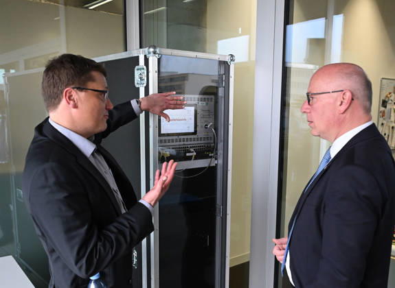 Quantum Communication Network Activated in Berlin BERLIN, GERMANY – OCTOBER 28: Berlin’s Governing Mayor Kai Wegner and FSO Team Leader Nino Walentar, participate in the activation of a cross-state quantum communication network connecting Bavaria, Thuringia and Berlin at the Fraunhofer Heinrich Hertz Institute (HHI) in Berlin, Germany, on October 28, 2026. The live demonstration marks the culmination of the seven-year QuNET research initiative, which develops highly secure communication systems based on quantum technologies. Volodymyr Sindieiev Anadolu Berlin Germany. Editorial use only. Please get in touch for any other usage.  Copyright: x2026xAnadoluxVolodymyrxSindieievx
