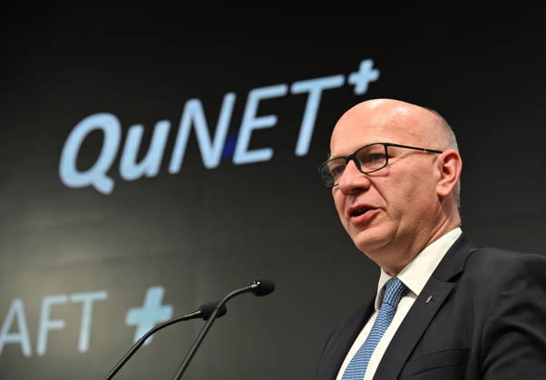 News Bilder des Tages Quantum Communication Network Activated in Berlin BERLIN, GERMANY – OCTOBER 28: Berlin’s Governing Mayor Kai Wegner participates in the activation of a cross-state quantum communication network connecting Bavaria, Thuringia and Berlin at the Fraunhofer Heinrich Hertz Institute (HHI) in Berlin, Germany, on October 28, 2026. The live demonstration marks the culmination of the seven-year QuNET research initiative, which develops highly secure communication systems based on quantum technologies. Volodymyr Sindieiev Anadolu Berlin Germany. Editorial use only. Please get in touch for any other usage.  Copyright: x2026xAnadoluxVolodymyrxSindieievx