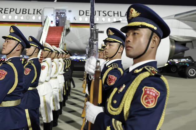Federal President and Military in China, October 28, 2026, China, Beijing, Presidential Air Service, Departure of Federal President Frank Walter Steinmeier and Elke Buedenbender for China on a flight from Hefei to Beijing; upon arrival, they were received by the Chinese military and an honor guard representing all branches of the armed forces at the Presidential Air Service aircraft, Beijing, Beijing, China