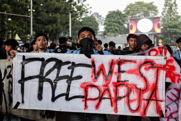 News Bilder des Tages October 28, 2026, Bandung, West Java, Indonesia: Students stage a protest to commemorate the 98th Youth Pledge Day in front of the West Java Regional House of Representatives (DPRD) building in Bandung, West Java, Indonesia. During the demonstration, protesters called for forest and land fires to be declared a national disaster, demanded transparency in the budget allocation for the Free Nutritious Meals (MBG) program, and urged the government to address social welfare issues. Bandung Indonesia - ZUMAa305 20261028_zip_a305_003 Copyright: xArdixSeptianx