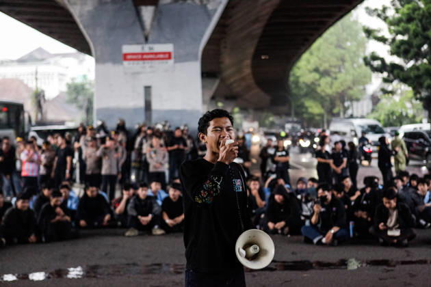 October 28, 2026, Bandung, West Java, Indonesia: Students stage a protest to commemorate the 98th Youth Pledge Day in front of the West Java Regional House of Representatives (DPRD) building in Bandung, West Java, Indonesia. During the demonstration, protesters called for forest and land fires to be declared a national disaster, demanded transparency in the budget allocation for the Free Nutritious Meals (MBG) program, and urged the government to address social welfare issues. Bandung Indonesia - ZUMAa305 20261028_zip_a305_008 Copyright: xArdixSeptianx