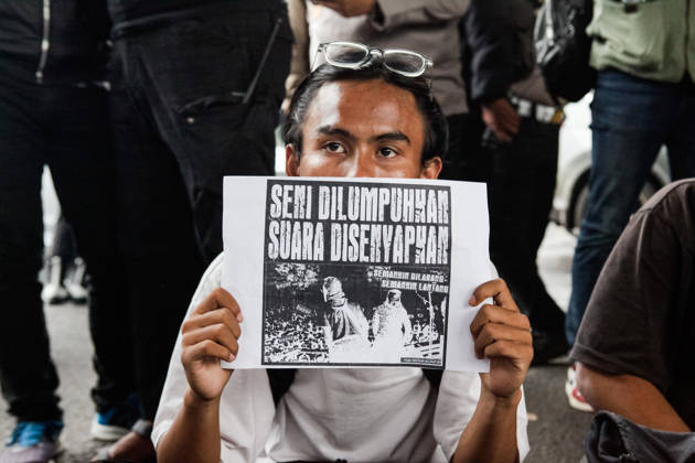 October 28, 2026, Bandung, West Java, Indonesia: Students stage a protest to commemorate the 98th Youth Pledge Day in front of the West Java Regional House of Representatives (DPRD) building in Bandung, West Java, Indonesia. During the demonstration, protesters called for forest and land fires to be declared a national disaster, demanded transparency in the budget allocation for the Free Nutritious Meals (MBG) program, and urged the government to address social welfare issues. Bandung Indonesia - ZUMAa305 20261028_zip_a305_010 Copyright: xArdixSeptianx