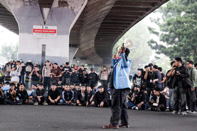 October 28, 2026, Bandung, West Java, Indonesia: Students stage a protest to commemorate the 98th Youth Pledge Day in front of the West Java Regional House of Representatives (DPRD) building in Bandung, West Java, Indonesia. During the demonstration, protesters called for forest and land fires to be declared a national disaster, demanded transparency in the budget allocation for the Free Nutritious Meals (MBG) program, and urged the government to address social welfare issues. Bandung Indonesia - ZUMAa305 20261028_zip_a305_011 Copyright: xArdixSeptianx