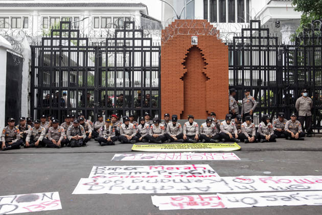 October 28, 2026, Bandung, West Java, Indonesia: Police officers were on duty as they maintained order during a demonstration held to commemorate the 98th Youth Pledge Day in front of the West Java Regional Representative Council building in Bandung, West Java, Indonesia. During the demonstration, protesters called for forest and land fires to be declared a national disaster, demanded transparency in the budget allocation for the Free Nutritious Meals (MBG) program, and urged the government to address social welfare issues. Bandung Indonesia - ZUMAa305 20261028_zip_a305_015 Copyright: xArdixSeptianx