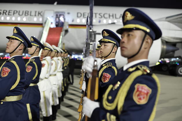 Federal President and Military in China, October 28, 2026, China, Beijing, Presidential Air Service, Departure of Federal President Frank Walter Steinmeier and Elke Buedenbender for China on a flight from Hefei to Beijing; upon arrival, they were greeted by the Chinese military and an honor guard representing all branches of the armed forces at the Presidential Air Service aircraft, Beijing, Beijing, China