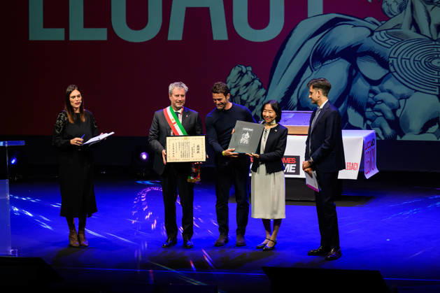 October 28, 2026, Lucca, Lucca, Italy: Mario Pardini, Mayor of Lucca, presents an award to Japanese Ambassador to Italy Hikariko Omo during the inauguration of the 60th edition of Lucca Comics & Games, Lucca, 28 10 2026 Lucca Italy  - ZUMAa289 20261028_zia_a289_130 Copyright: xStefanoxDallexLuchex xAgfx