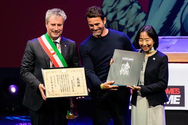 October 28, 2026, Lucca, Lucca, Italy: Mario Pardini, Mayor of Lucca, presents an award to Japanese Ambassador to Italy Hikariko Omo during the inauguration of the 60th edition of Lucca Comics & Games, Lucca, 28 10 2026 Lucca Italy  - ZUMAa289 20261028_zia_a289_170 Copyright: xStefanoxDallexLuchex xAgfx