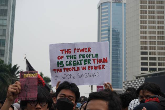 October 28, 2026, Jakarta, Indonesia: JAKARTA, INDONESIA, OCTOBER 28, 2026: University students and civil society groups demonstrate at the Hotel Indonesia roundabout (Bundaran HI) in Jakarta on Youth Pledge Day. Protesters call for forest and land fires to be declared a national disaster, a review of state spending, affordable education and the protection of civil liberties. Jakarta Indonesia - ZUMAq101 20261028_zna_q101_094 Copyright: xDennisxJoelxPutrax
