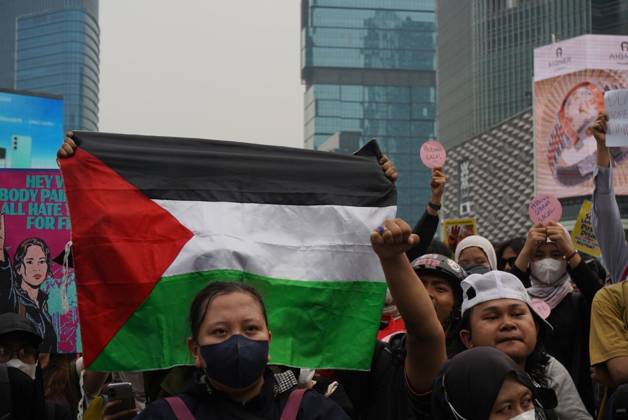October 28, 2026, Jakarta, Indonesia: JAKARTA, INDONESIA, OCTOBER 28, 2026: University students and civil society groups demonstrate at the Hotel Indonesia roundabout (Bundaran HI) in Jakarta on Youth Pledge Day. Protesters call for forest and land fires to be declared a national disaster, a review of state spending, affordable education and the protection of civil liberties. Jakarta Indonesia  - ZUMAq101 20261028_zna_q101_104 Copyright: xDennisxJoelxPutrax