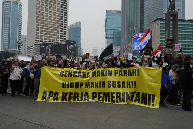 October 28, 2026, Jakarta, Indonesia: JAKARTA, INDONESIA, OCTOBER 28, 2026: University students and civil society groups demonstrate at the Hotel Indonesia roundabout (Bundaran HI) in Jakarta on Youth Pledge Day. Protesters call for forest and land fires to be declared a national disaster, a review of state spending, affordable education and the protection of civil liberties. Jakarta Indonesia - ZUMAq101 20261028_zna_q101_098 Copyright: xDennisxJoelxPutrax