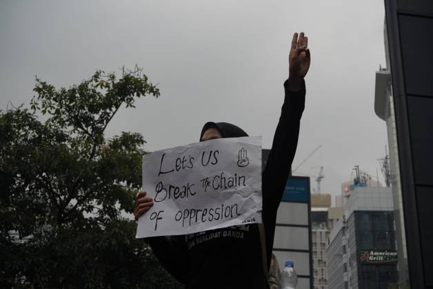 October 28, 2026, Jakarta, Indonesia: JAKARTA, INDONESIA, OCTOBER 28, 2026: University students and civil society groups demonstrate at the Hotel Indonesia roundabout (Bundaran HI) in Jakarta on Youth Pledge Day. Protesters call for forest and land fires to be declared a national disaster, a review of state spending, affordable education and the protection of civil liberties. Jakarta Indonesia - ZUMAq101 20261028_zna_q101_103 Copyright: xDennisxJoelxPutrax