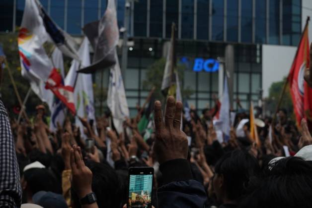 October 28, 2026, Jakarta, Indonesia: JAKARTA, INDONESIA, OCTOBER 28, 2026: University students and civil society groups demonstrate at the Hotel Indonesia roundabout (Bundaran HI) in Jakarta on Youth Pledge Day. Protesters call for forest and land fires to be declared a national disaster, a review of state spending, affordable education and the protection of civil liberties. Jakarta Indonesia  - ZUMAq101 20261028_zna_q101_109 Copyright: xDennisxJoelxPutrax