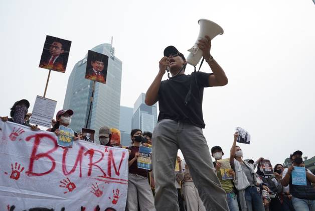 October 28, 2026, Jakarta, Indonesia: JAKARTA, INDONESIA, OCTOBER 28, 2026: University students and civil society groups demonstrate at the Hotel Indonesia roundabout (Bundaran HI) in Jakarta on Youth Pledge Day. Protesters call for forest and land fires to be declared a national disaster, a review of state spending, affordable education and the protection of civil liberties. Jakarta Indonesia - ZUMAq101 20261028_zna_q101_117 Copyright: xDennisxJoelxPutrax