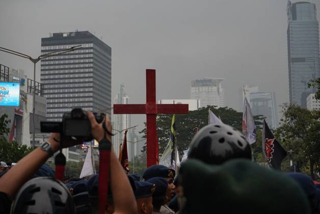October 28, 2026, Jakarta, Indonesia: JAKARTA, INDONESIA, OCTOBER 28, 2026: University students and civil society groups demonstrate at the Hotel Indonesia roundabout (Bundaran HI) in Jakarta on Youth Pledge Day. Protesters call for forest and land fires to be declared a national disaster, a review of state spending, affordable education and the protection of civil liberties. Jakarta Indonesia  - ZUMAq101 20261028_zna_q101_111 Copyright: xDennisxJoelxPutrax
