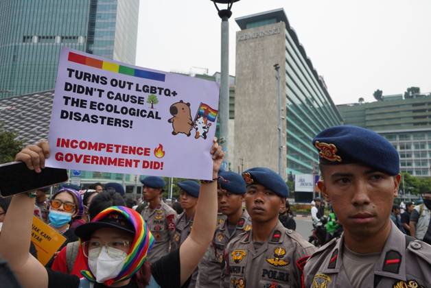 October 28, 2026, Jakarta, Indonesia: JAKARTA, INDONESIA, OCTOBER 28, 2026: University students and civil society groups demonstrate at the Hotel Indonesia roundabout (Bundaran HI) in Jakarta on Youth Pledge Day. Protesters call for forest and land fires to be declared a national disaster, a review of state spending, affordable education and the protection of civil liberties. Jakarta Indonesia  - ZUMAq101 20261028_zna_q101_112 Copyright: xDennisxJoelxPutrax