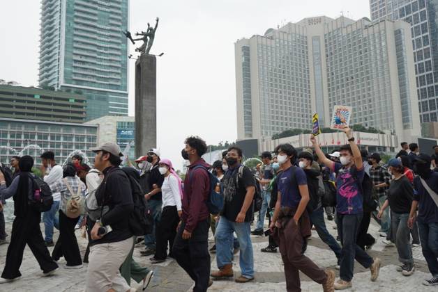 October 28, 2026, Jakarta, Indonesia: JAKARTA, INDONESIA, OCTOBER 28, 2026: University students and civil society groups demonstrate at the Hotel Indonesia roundabout (Bundaran HI) in Jakarta on Youth Pledge Day. Protesters call for forest and land fires to be declared a national disaster, a review of state spending, affordable education and the protection of civil liberties. Jakarta Indonesia - ZUMAq101 20261028_zna_q101_119 Copyright: xDennisxJoelxPutrax