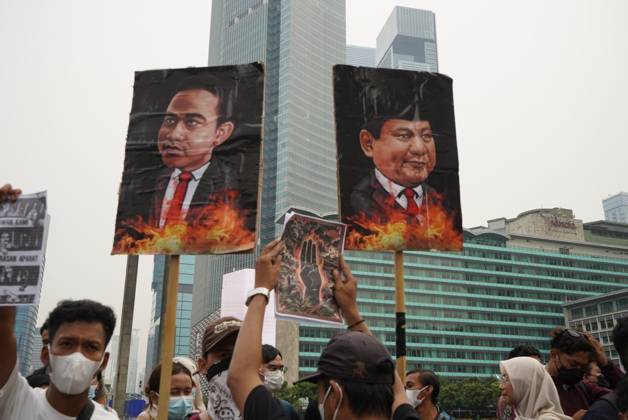 October 28, 2026, Jakarta, Indonesia: JAKARTA, INDONESIA, OCTOBER 28, 2026: University students and civil society groups demonstrate at the Hotel Indonesia roundabout (Bundaran HI) in Jakarta on Youth Pledge Day. Protesters call for forest and land fires to be declared a national disaster, a review of state spending, affordable education and the protection of civil liberties. Jakarta Indonesia  - ZUMAq101 20261028_zna_q101_114 Copyright: xDennisxJoelxPutrax